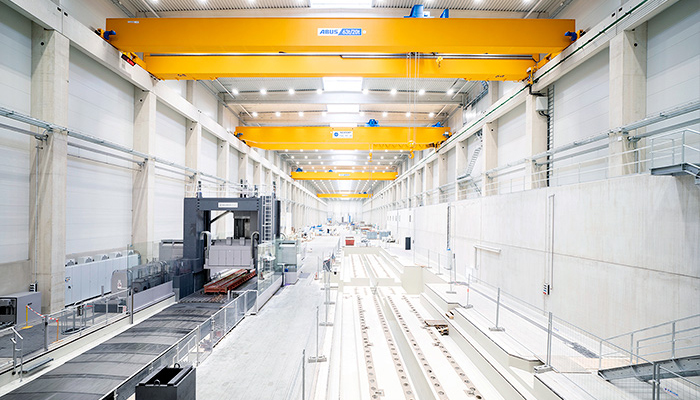 В новом производственном цехе можно собирать станки и полностью автоматизированные производственные линии высотой до 16 метров и весом отдельных деталей до 160 тонн.